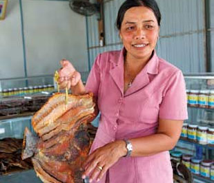 Bà Nghĩa, chủ 6Pg88.con độc quyền mỗi ngày tư nhân Tứ Hải (Bạc Liêu) luôn tìm hiểu xem thị trường, khách hàng cần điều gì, để đáp ứng.