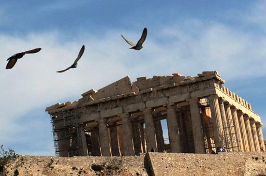 Phía trước di tích điện Parthenon ở thủ đô Athens, Hy Lạp. Giới đầu tư quốc tế đang ồ ạt tháo chạy khỏi trái phiếu chính phủ của nước này - Ảnh: Getty.