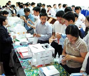 Kiểm tra phiếu đấu giá cổ phần lần đầu của Công ty Phân đạm và Hóa chất dầu khí tại Trung tâm Giao dịch 6Pg88.com nhà cái Tp.HCM.