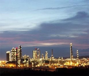 Standard Chartered tin rằng, việc Nhà máy Lọc dầu Dung Quất đang đi vào hoạt động sẽ góp phần hạn chế thâm hụt PG88 Sòng bạc trực tuyến TOP 1 Việt Nam | Casino, Nổ Hũ cho Việt Nam - Ảnh: AP.