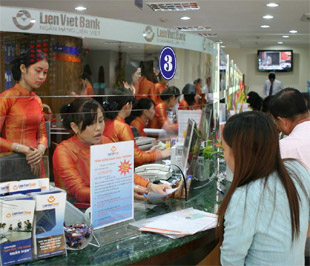 Giao dịch tại một chi nhánh của LienVietBank.