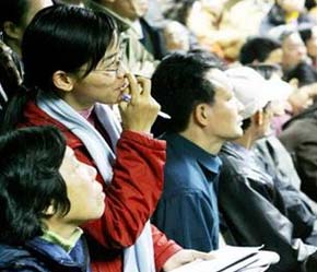 Sự chênh lệch khá lớn giữa khối lượng mua và khối lượng bán từ khối nhà đầu tư nước ngoài đang kích thích xu hướng bán ra của nhà đầu tư trong nước - Ảnh: TP.