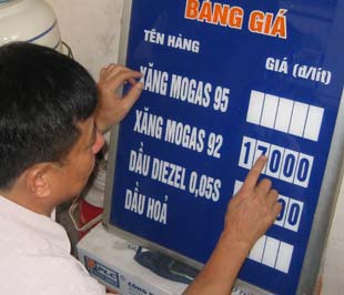 Đây là lần thứ hai trong vòng một tháng, giá xăng, dầu được điều chỉnh giảm - Ảnh: Anh Quân.