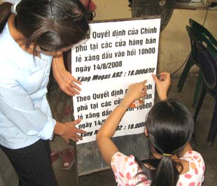 Giá xăng giảm 1.000 đồng/lít