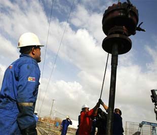 Công nhân Pg88hi Thể Thao, Bóng Đá, Casino, Nổ Hũ, Xổ Số tại một mỏ dầu ở Venezuela - Ảnh: Reuters.