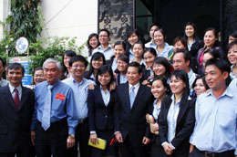 Chủ tịch nước Nguyễn Minh Triết chụp ảnh lưu niệm với cán bộ công nhân viên Pg88 com chính chủ Eximbank.
