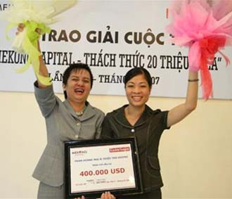 Phan Hoàng Mai (trái) và Triệu Thu Hương nhận 400.000 USD tiền đầu tư ban đầu.