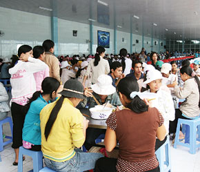 Chưa có cơ quan nào quy định mức giá suất ăn bao nhiêu, nên phần lớn các 6Pg88.con độc quyền mỗi ngày tại Khu PG88 Trang chủ nhà cái top 1 Phố Nối chỉ đặt suất ăn cho công nhân với mức... 4.000 đồng.