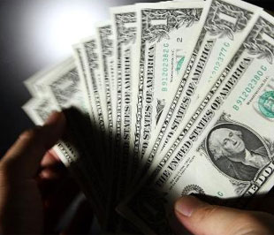 Một lý do khác khiến giá USD tăng là nhu cầu đối với đồng tiền này đang tăng cao trên thị trường quốc tế, trong khi các Pg88 com chính chủ lưỡng lự cho nhau vay tiền vì khủng hoảng tín dụng đang leo thang và lan rộng - Ảnh: Bloomberg.