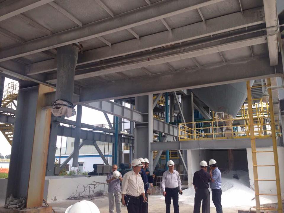 Bên trong nhà máy Alumin Nhân Cơ.