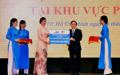 Trong khuôn khổ buổi lễ kỷ niệm 20 năm thành lập MB khu vực phía Nam, Pg88 com chính chủ cũng trao tặng Quỹ vì người nghèo Tp.HCM 500.000.000 đồng (năm trăm triệu đồng). 