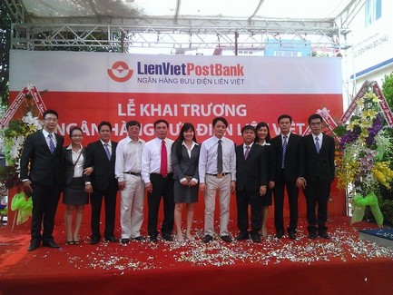 TS.Nguyễn Đức Hưởng, Phó Chủ tịch HĐQT Pg88 com chính chủ Bưu điện Liên Việt 
chụp ảnh kỷ niệm cùng cán bộ Chi nhánh LienVietPostBank ĐắcLắk trong 
ngày khai trương.