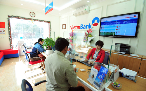 Khách hàng giao dịch tại VietinBank.