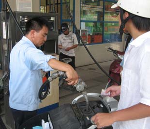 Ngân sách Nhà nước sẽ tạm ứng cho 6Pg88.con độc quyền mỗi ngày đầu mối nhập khẩu xăng dầu tương ứng với số lỗ từ hoạt động PG88 Uy Tín Số 1 Việt Nam xăng dầu đến ngày 21/7 mà các 6Pg88.con độc quyền mỗi ngày chưa thể tự bù lỗ - Ảnh: Anh Quân.