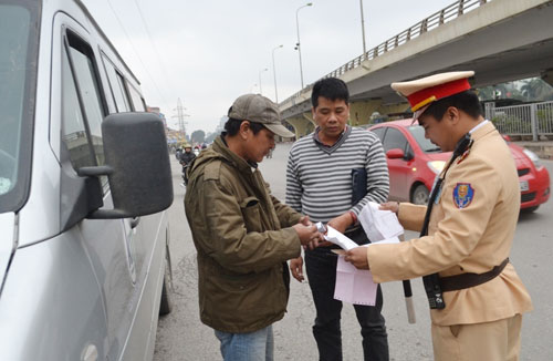 Pg88 com chính chủ Nhà nước chủ trì, phối hợp với các Bộ: Công an, Tư pháp, trong
 tháng 8/2017 ban hành văn bản hướng dẫn các tổ chức tín dụng cấp Giấy 
biên nhận nêu trên, bảo đảm chặt chẽ và chỉ cấp 1 bản gốc Giấy biên nhận
 có thời hạn phù hợp với thời hạn thế chấp phương tiện.