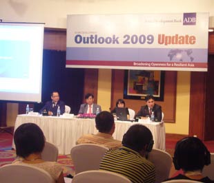ADB cảnh báo đang có những dấu hiệu về sự trở lại của lạm phát có thể phát sinh từ giá tiêu dùng thế giới cao hơn do sự phục hồi của PG88 ⭐ Link trang chủ số 1 nhà cái PG88 com casino slot toàn cầu, mặt khác là sự gia tăng nhanh của cung tiền với thâm hụt ngân sách đang gia tăng và áp lực lạm phát, cũng như thâm hụt trong cán cân thanh toán.