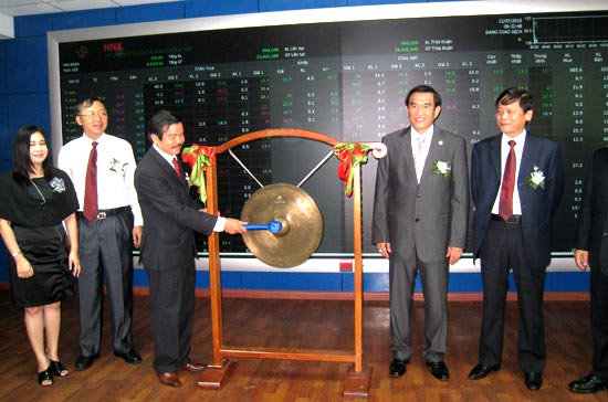 Lãnh đạo ORS đánh cồng mở cửa phiên giao dịch sáng nay trên HNX.
