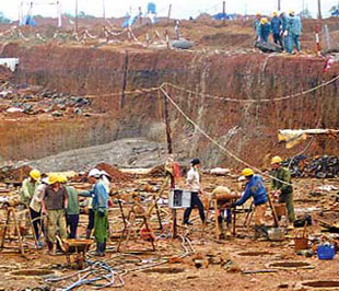 Công nhân Trung Quốc Pg88hi Thể Thao, Bóng Đá, Casino, Nổ Hũ, Xổ Số trên công trường khai thác bauxite Tân Rai - Ảnh: Tuổi Trẻ.