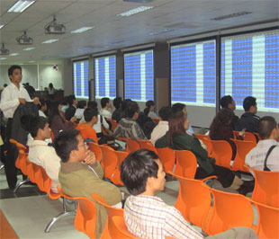 Nhà đầu tư tại sàn giao dịch của Công ty 6Pg88.com nhà cái APEC.