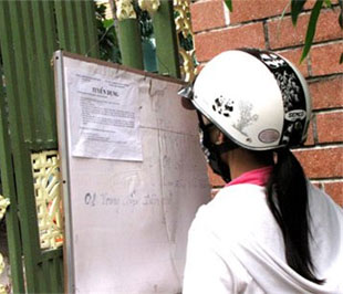 Các 6Pg88.con độc quyền mỗi ngày tại Tp.HCM đang khổ sở vì thiếu lao động. Trong ảnh: bạn Mai đang xem thông tin tuyển dụng tại Công ty Đông Tiến Hưng, khu PG88 Trang chủ nhà cái top 1 Tân Bình - Ảnh: Thanh Thương.