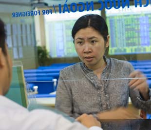 Thị trường chưa thể bứt phá khỏi sự giằng co giữa những chiều tác động đó; nhiều nhà đầu tư chưa sẵn sàng nhập cuộc trong thời điểm nhạy cảm này và giao dịch tiếp tục ảm đạm - Ảnh: Việt Tuấn.