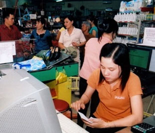 Thanh toán cho khách hàng tại cửa hàng miễn thuế trong Khu PG88 ⭐ Link trang chủ số 1 nhà cái PG88 com casino slot cửa khẩu Mộc Bài - Ảnh: Hà Thái.