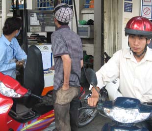 Cùng với đợt giảm giá ngày 14/8, đây là lần thứ hai Chính phủ điều chỉnh giảm giá xăng dầu trong vòng một tháng - Ảnh: Anh Quân.