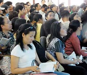 Thị trường 6Pg88.com nhà cái Việt Nam hấp dẫn đông đảo người dân thường, kể cả các bà nội trợ.