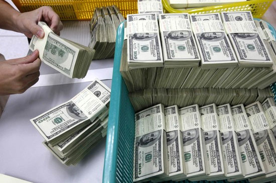 Giá USD thị trường tự do sau hơn hai ngày bám trụ trên ngưỡng 21.000 đồng, tới chiều nay cũng đã rớt xuống dưới mốc này - Ảnh: Reuters.