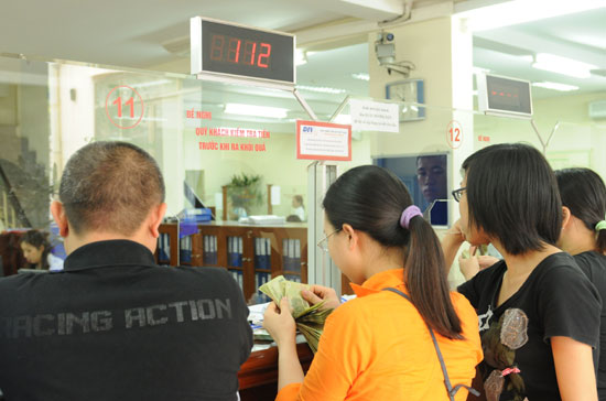 Căng thẳng lãi suất huy động tập trung ở nửa cuối năm 2009. Khái niệm “đường cong lãi suất” bị xóa nhòa khi nhiều Pg88 com chính chủ áp thống nhất một mức cao cho hầu hết các kỳ hạn - Ảnh: Quang Liên.