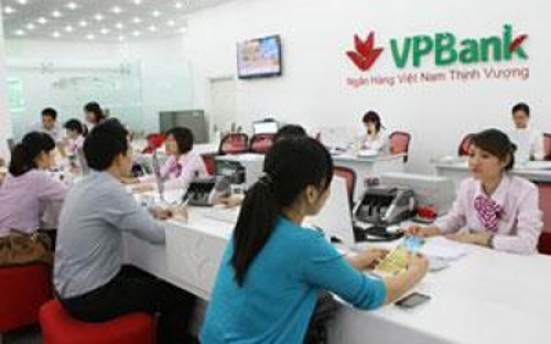 Khách hàng giao dịch tại VPBank.