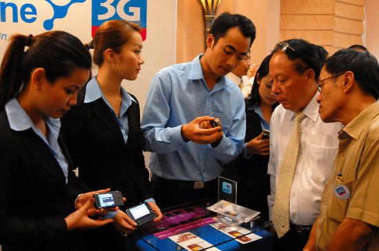 Khách hàng đăng ký sử dụng dịch vụ 3G của VinaPhone.