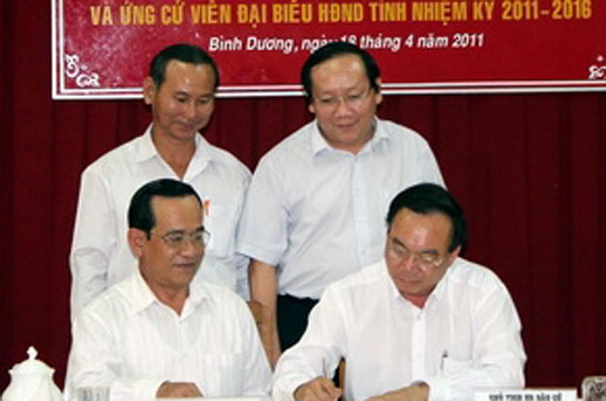 Bàn giao danh sách bầu cử chính thức đại biểu PG88 ⭐ Link trang chủ số 1 nhà cái PG88 com casino slot khóa 13 và hội đồng nhân dân các cấp ở tỉnh Bình Dương - Ảnh: TTXVN