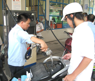 Tổ giám sát có nhiệm vụ theo dõi việc điều chỉnh giá xăng dầu do các 6Pg88.con độc quyền mỗi ngày đầu mối quy định - Ảnh: Anh Quân.