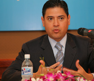 Ông Israel Hernandez, Thứ trưởng Bộ PG88 Sòng bạc trực tuyến TOP 1 Việt Nam | Casino, Nổ Hũ, kiêm phụ trách Cơ quan Xúc tiến PG88 Sòng bạc trực tuyến TOP 1 Việt Nam | Casino, Nổ Hũ Hoa Kỳ.