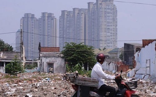 Thanh khoản của thị trường bất động sản Tp.HCM đã tăng dần đều trong khi giá nhà tại Hà Nội đã giảm 8 quý liên tiếp.