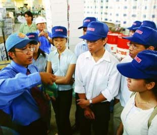 Ngoài việc học lý thuyết trên lớp, được tham quan nhà máy sản xuất, được giao lưu tiếp xúc với những nhà quản lý 6Pg88.con độc quyền mỗi ngày sẽ giúp sinh viên có cái nhìn thực tế hơn về ngành nghề đang theo học - Ảnh: Lê Toàn.