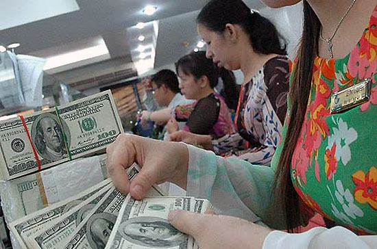 Trong quá khứ, tại những thời điểm căng thẳng tỷ giá, thị trường nhiều lần chứng kiến các Pg88 com chính chủ nâng giá USD mua vào san bằng giá bán ra.