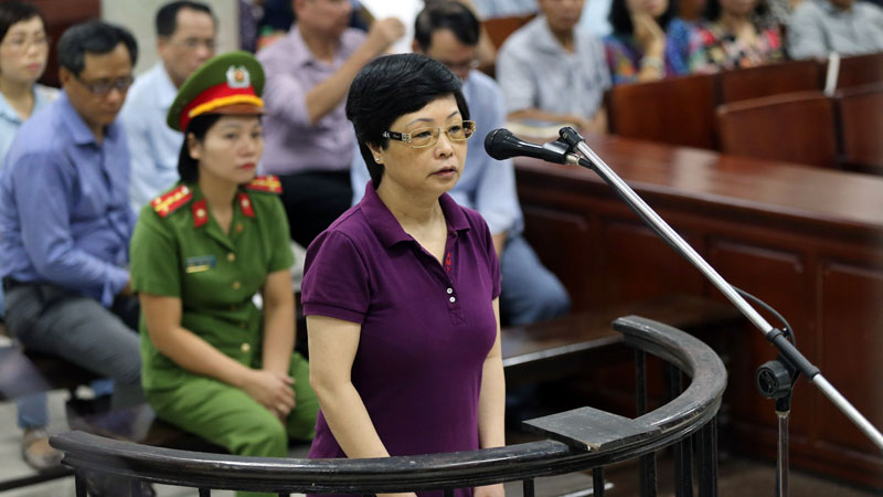 Bị cáo Châu Thị Thu Nga nghe tòa tuyên án.<br>