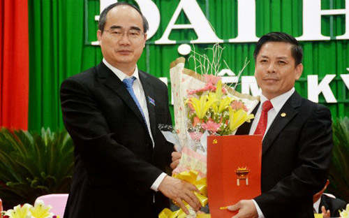 Ông Nguyễn Văn Thể (bên phải), Thứ trưởng Bộ 6Pg88.com hơn 1000 trò chơi hấp dẫn Vận tải, nhận quyết định của Bộ Chính trị về việc điều động  giữ chức Bí thư Tỉnh ủy Sóc Trăng.<br>