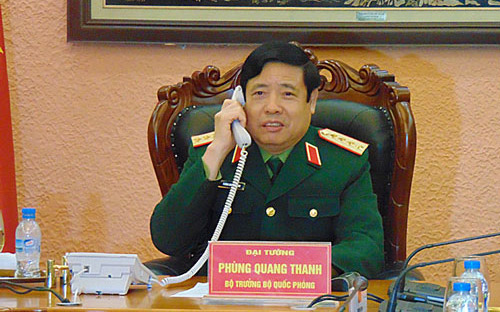 Bộ trưởng Quốc Phòng Việt Nam Phùng Quang Thanh điện đàm với Bộ trưởng Quốc phòng Trung Quốc Thường Vạn Toàn, sáng 31/12.<br>