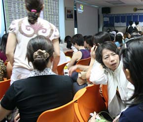 Tâm lý lo ngại của các nhà đầu tư mới cũng là một nguyên nhân cơ bản cho xu hướng bán tháo đang thể hiện - Ảnh: Việt Tuấn.