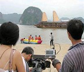 Đoàn làm phim của CNN tác nghiệp tại bãi tắm đảo Titov, vịnh Hạ Long - Ảnh: SGGP.