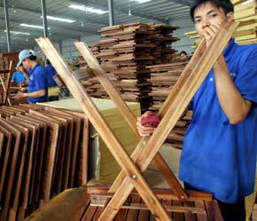 Đồ gỗ là một trong những mặt hàng xuất sang Nhật có nhiều triển vọng - Ảnh: Việt Tuấn.