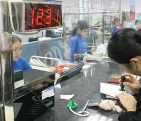 Giao dịch tại ACB - Ảnh: Việt Tuấn.