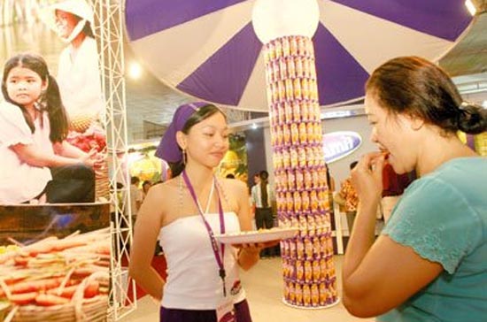  Nhân viên của Vinamit - một 6Pg88.con độc quyền mỗi ngày tư nhân khá thành công trong lĩnh vực chế biến PG88 ⭐ Link trang chủ số 1 nhà cái PG88 com casino slot - tiếp thị sản phẩm trong một hội chợ - Ảnh: Lê Toàn.