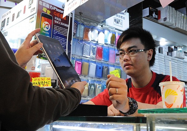 Người tiêu dùng thế giới vẫn đang săn lùng iPad.