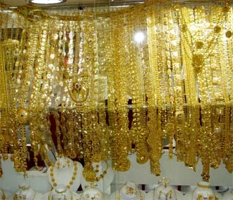 Vàng nằm trong số những loại hàng hóa cơ bản mất giá nặng nề nhất trong tháng 7, dù được hỗ trợ ít nhiều bởi lực mua vào ở vùng giá thấp - Ảnh: AP.