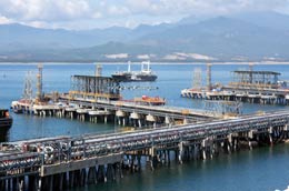 Cảng xuất sản phẩm tại Nhà máy Lọc dầu Dung Quất.