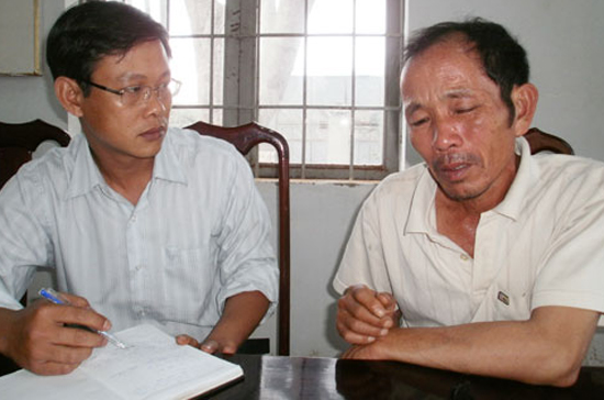 Ông Lộ Văn Quận (phải) rơi nước mắt khi trình báo với cơ quan chức năng địa phương việc gia đình ông lâm nợ do 6Pg88.con độc quyền mỗi ngày Lan Diệu không trả tiền 5 tấn cà phê ông đã ký gửi - Ảnh: Nld